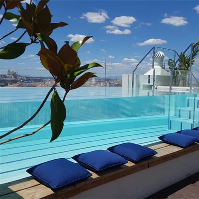 Tropický nekonečný bazén